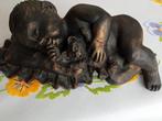 Beeldje slapende baby met beertje op kussen in brons, Enlèvement
