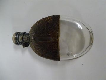 A5619 Antiek heupflesje glas/slangenleer beschikbaar voor biedingen