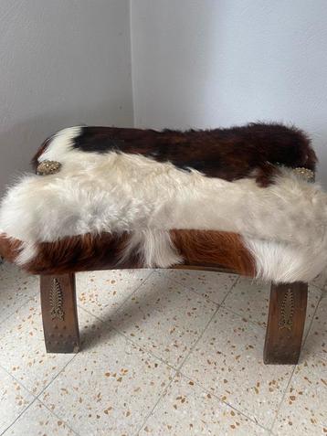 Vintage kruk met koeienhuid bekleding beschikbaar voor biedingen