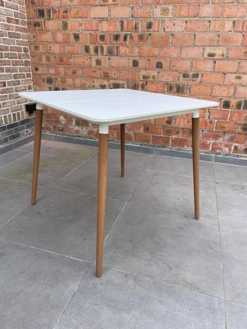 eettafel 80x80x72cm + 4 eetkamerstoelen beschikbaar voor biedingen
