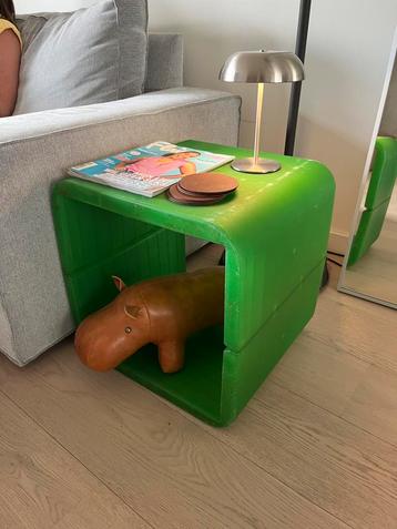 Vintage groene kubussen beschikbaar voor biedingen