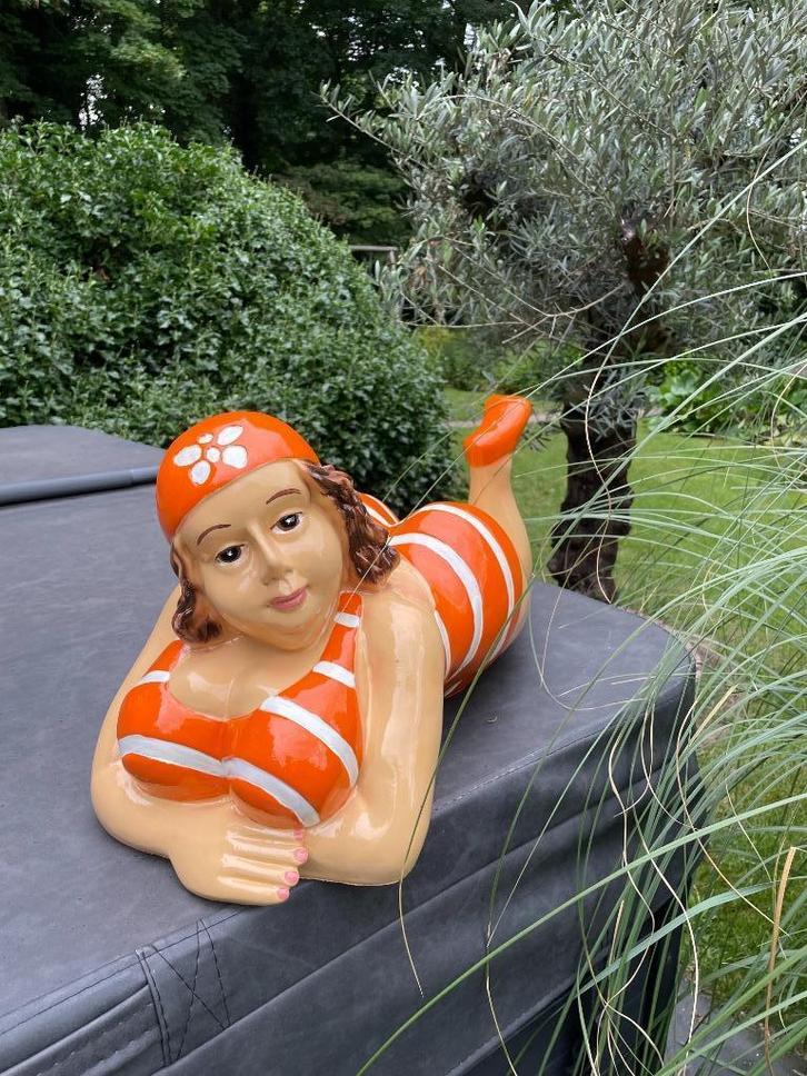 Beeld Liggende dame jacuzzi tuin zwembad vijver 80cm, Tuin en Terras, Tuinbeelden, Nieuw, Mensenbeeld, Kunststof, Ophalen