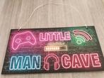 Tekstbord 'Little Man Cave' gamingroom, Huis en Inrichting, Woonaccessoires | Tekstborden en Spreuken, Ophalen of Verzenden, Zo goed als nieuw