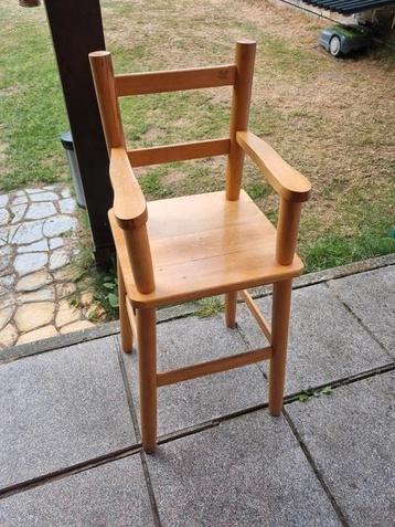 Houten kinderstoeltje beschikbaar voor biedingen