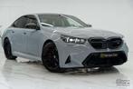 BMW M5 4.4 B&W / HUD / ACC / 360 / Brooklyn grau / Pano!, Auto's, Automaat, 4 deurs, 4395 cc, Plug-in hybride