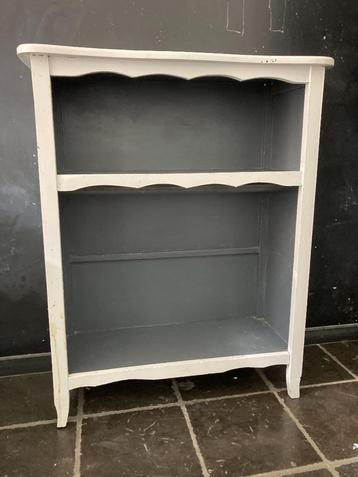 Gepatineerde schoenenkast van massief grenen beschikbaar voor biedingen