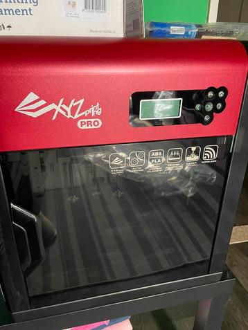 3D printer met allerlei toebehoren 