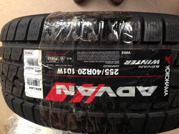 2 SPLINTERNIEUWE Yokohama V902 255/40R20 101W winterbanden beschikbaar voor biedingen