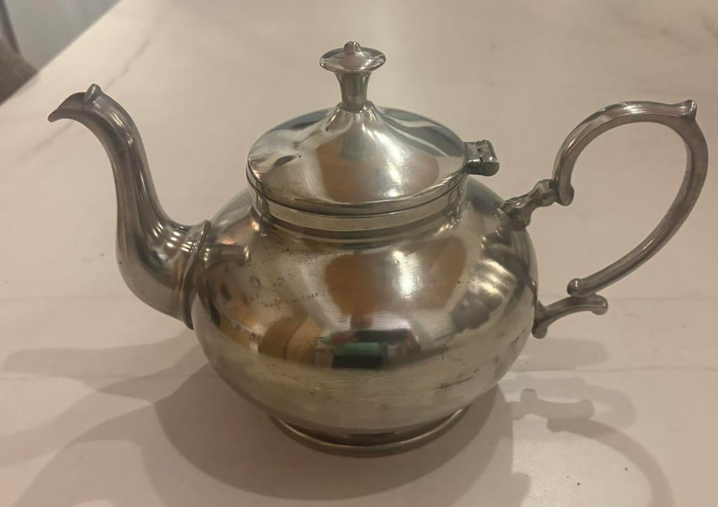 Théière en etain . Potstainiers hutois . 95% etain pur., Antiek en Kunst, Antiek | Servies compleet, Ophalen of Verzenden