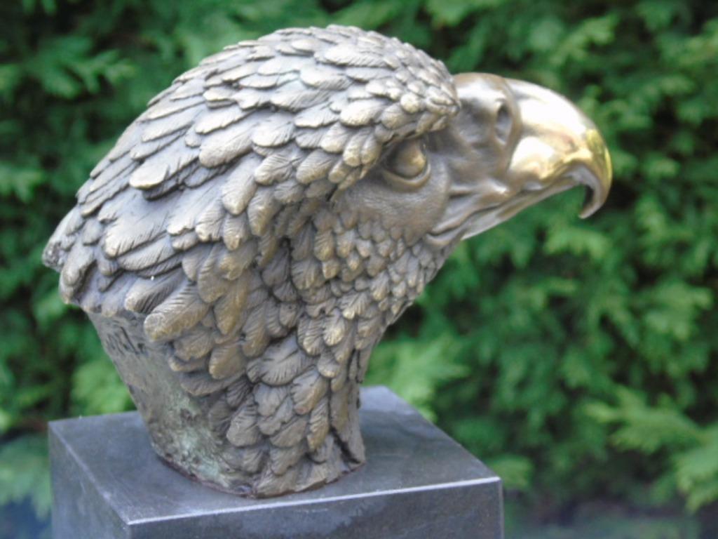 ② statue buste ou tête d aigle en bronze signé sur socle — Antiquités
