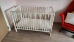 Babybed Ikea + matras + matrassenbeschermer + hoeslaken, Kinderen en Baby's, Kinderkamer | Bedden, Ophalen, Zo goed als nieuw