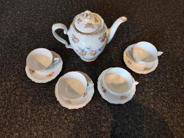 Thee servies beschikbaar voor biedingen