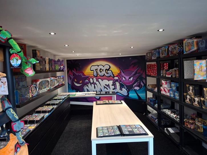 Pokemon showroom winkel, Hobby en Vrije tijd, Verzamelkaartspellen | Pokémon, Ophalen