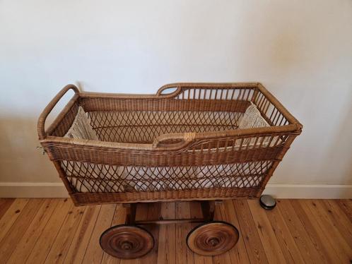 rieten babywieg met wielen, Kinderen en Baby's, Babywiegjes en Ledikanten, Gebruikt, Wieg, Ophalen
