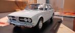 Alfa Romeo Alfetta 1.8 1972 wit  1:24 in vitrine + magazine, Hobby en Vrije tijd, Modelauto's | 1:24, Ophalen of Verzenden