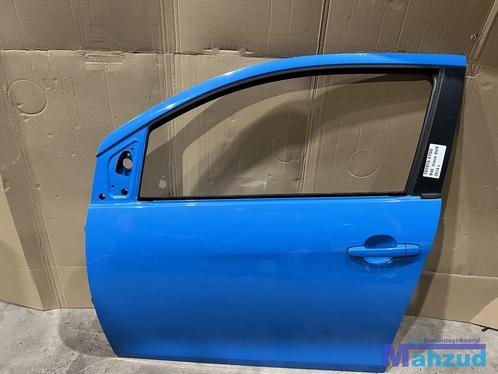 TOYOTA AYGO B40 blauw 8W9 Links voor deur portier 2014+, Autos : Pièces & Accessoires, Carrosserie & Tôlerie, Porte, Toyota, Utilisé