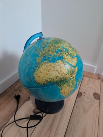 Map monde globe terre lumineux  beschikbaar voor biedingen