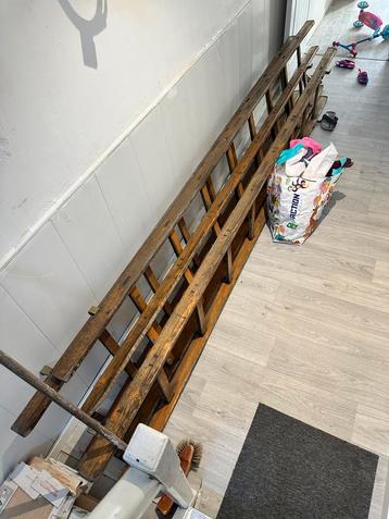  Robuuste 12-meter houten trap/ladder  beschikbaar voor biedingen