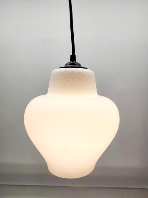 Vintage glazen hanglamp, opaline wit met reliëfstructuur, ja, Huis en Inrichting, Lampen | Hanglampen, Glas, Ophalen