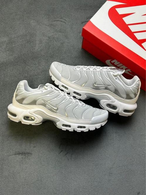 Nike Air Max Plus Wit Metallic Zilver, Kleding | Heren, Schoenen, Nieuw, Sneakers, Wit, Ophalen of Verzenden