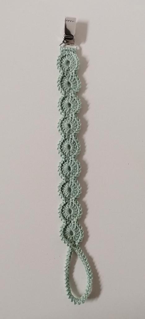 Gehaakte fopspeenkoord met metalen clips. Nieuw., Hobby & Loisirs créatifs, Tricot & Crochet, Neuf, Enlèvement ou Envoi