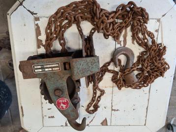Oude ketting takels, Ook mooi om lampen mee op te hangen  beschikbaar voor biedingen