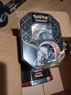 iron treads booster tin box paldean fates sealed, Hobby en Vrije tijd, Verzamelkaartspellen | Pokémon, Ophalen of Verzenden, Nieuw