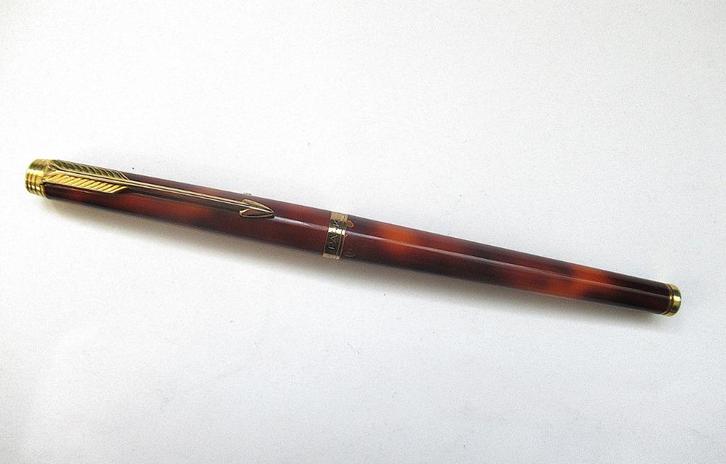 Vintage Parker 180 Lak Jasper Red vulpen, France van de 79., Verzamelen, Pennenverzamelingen, Gebruikt, Vulpen, Parker, Ophalen of Verzenden