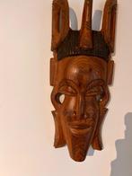 Masque africain en bois, Enlèvement
