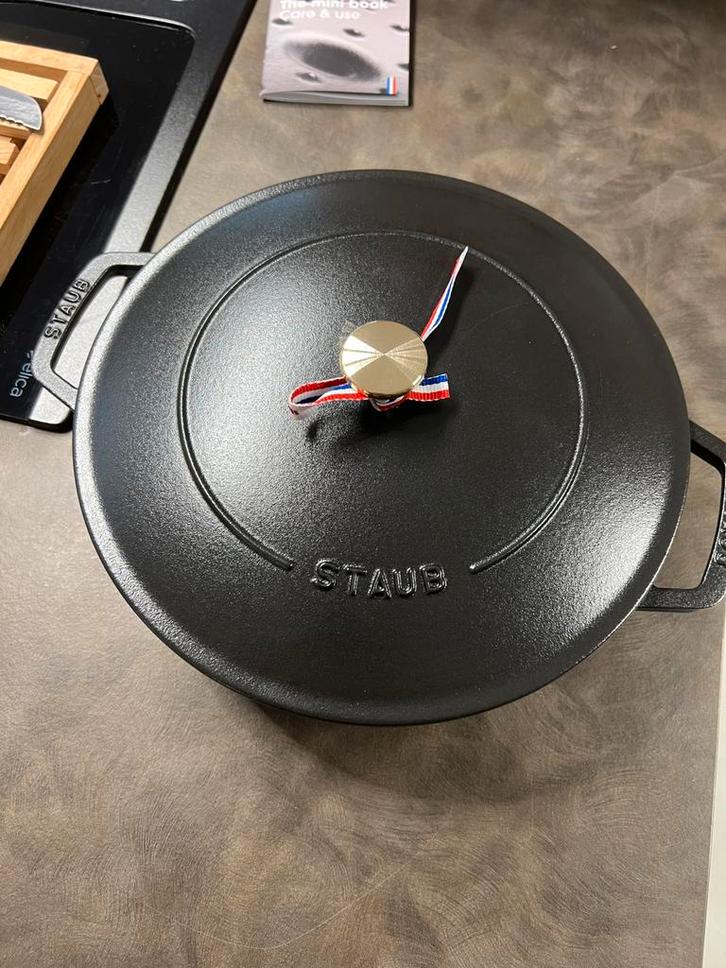 Nieuwe Staub sauteerpan 28 Chistera zwart, Huis en Inrichting, Keuken | Potten en Pannen, Nieuw, Koekenpan of Braadpan, Gietijzer