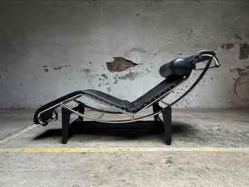 Cassina LC4 Chaise Longue zwart leer beschikbaar voor biedingen