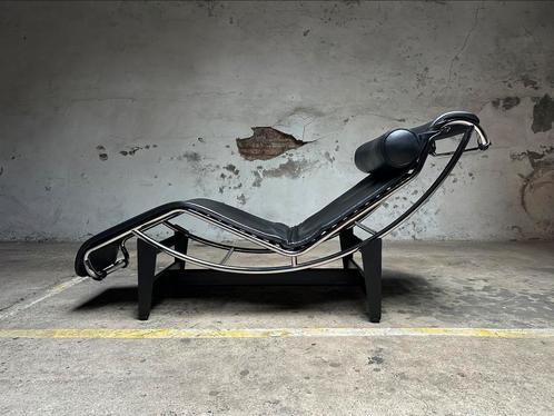 Cassina LC4 Chaise Longue zwart leer, Huis en Inrichting, Fauteuils, Zo goed als nieuw, Leer, Metaal, 50 tot 75 cm, 100 tot 125 cm