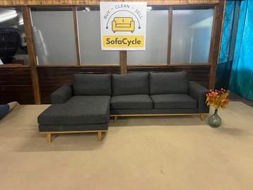 Zwarte driezit zetel met chaise longue. Houten pootjes beschikbaar voor biedingen