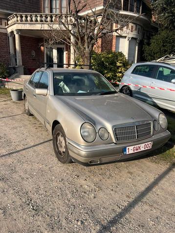 Mercedes-Benz E200 + épave pour pièces, Autos, Achat, Particulier, 2200 cm³, Classe E