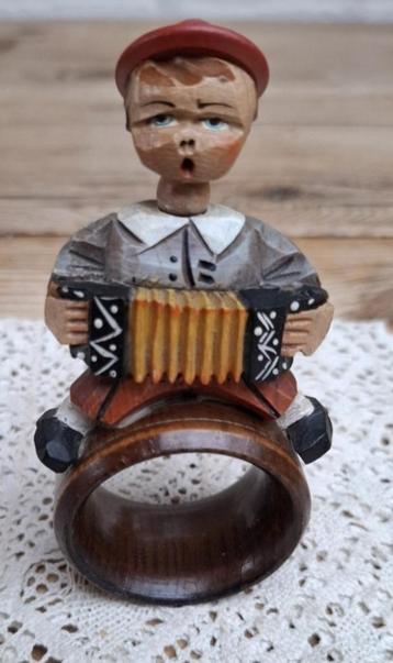 Vintage Italiaans houten servetring, poppetje, trekharmonica beschikbaar voor biedingen
