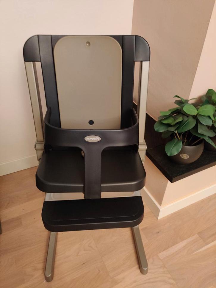Brevi kinderstoel, zacht verkleinkussen en eetplateau, Kinderen en Baby's, Kinderstoelen, Ophalen