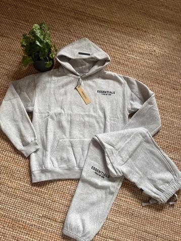 Essentials Fear of God Trainingspak beschikbaar voor biedingen