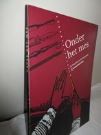 Boek ONDER HET MES tentoonstelling 1992 historiek chirurgie, Boeken, Ophalen