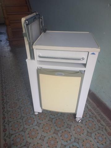 armoire medicale de chevet avec frigo beschikbaar voor biedingen