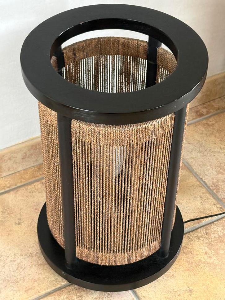 Lampadaire sur pied en fines cordes tressées., Maison & Meubles, Lampes | Lampadaires, Utilisé, Moins de 100 cm, Bois, Autres matériaux