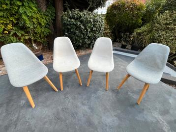 Stoelen in Scandinavische stof, massief houten poten. beschikbaar voor biedingen