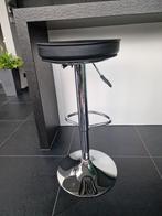 Zwarte draaibare barkruk met gasdrukveer, Huis en Inrichting, Barkrukken, Ophalen, Kunststof, Gebruikt, 60 tot 90 cm