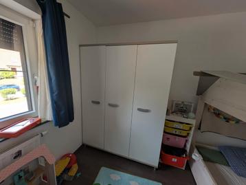 Noor K3: Grote 3-deurs kledingkast beschikbaar voor biedingen