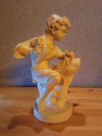 Beeld van jonge jongen die bijtelt, Ophalen of Verzenden, Gebruikt, Mens