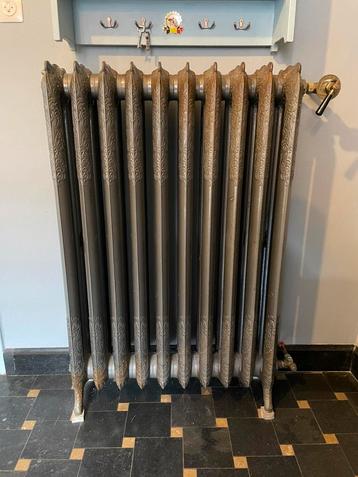  Antieke gietijzeren radiatoren op pootjes en print
