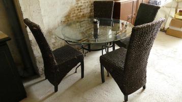 Glazen tafel met 4 stoelen beschikbaar voor biedingen
