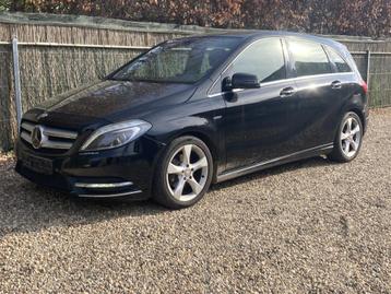 Mercedes-Benz B180 - Automaat - Dealer onderhouden - LED, Auto's, Euro 5, Zwart, 4 cilinders, Zwart