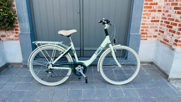 Meisjesfiets met 26” wielen in nieuwstaat beschikbaar voor biedingen
