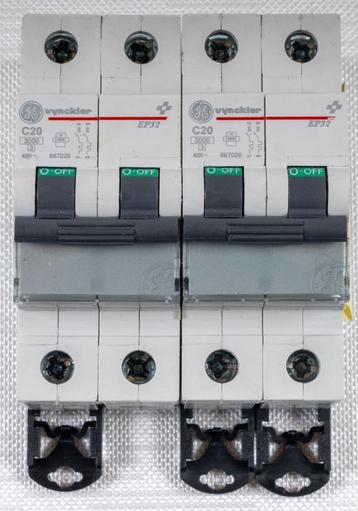 2 stuks Vynckier dubbelpolige uitschakelautomaten C-type 20A beschikbaar voor biedingen