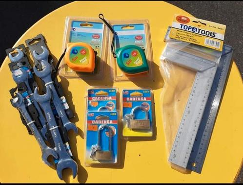 Gereedschap: rolmeter/ hangslot / winkelhaak /zaag , ...., Doe-het-zelf en Bouw, Gereedschap | Handgereedschap, Zo goed als nieuw
